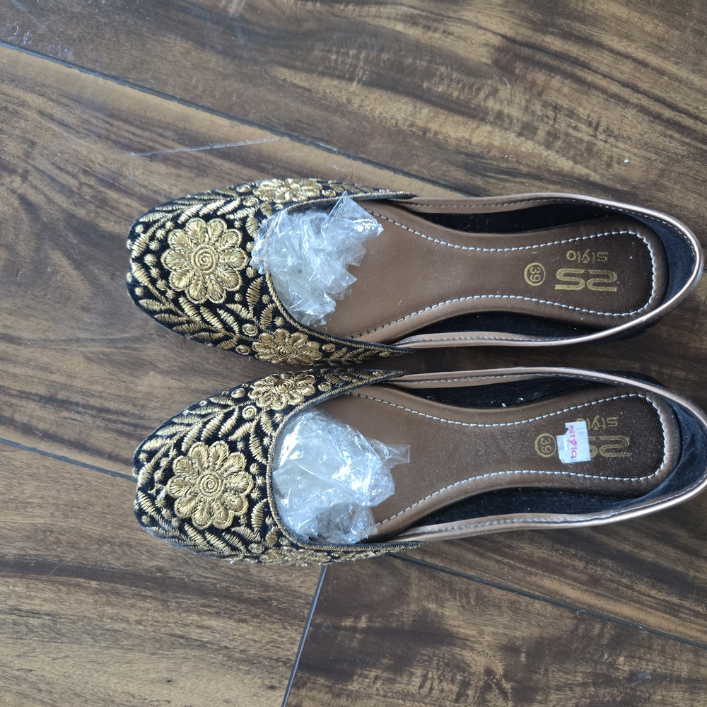 Elegant Black and Gold Women's Khussa Shoes